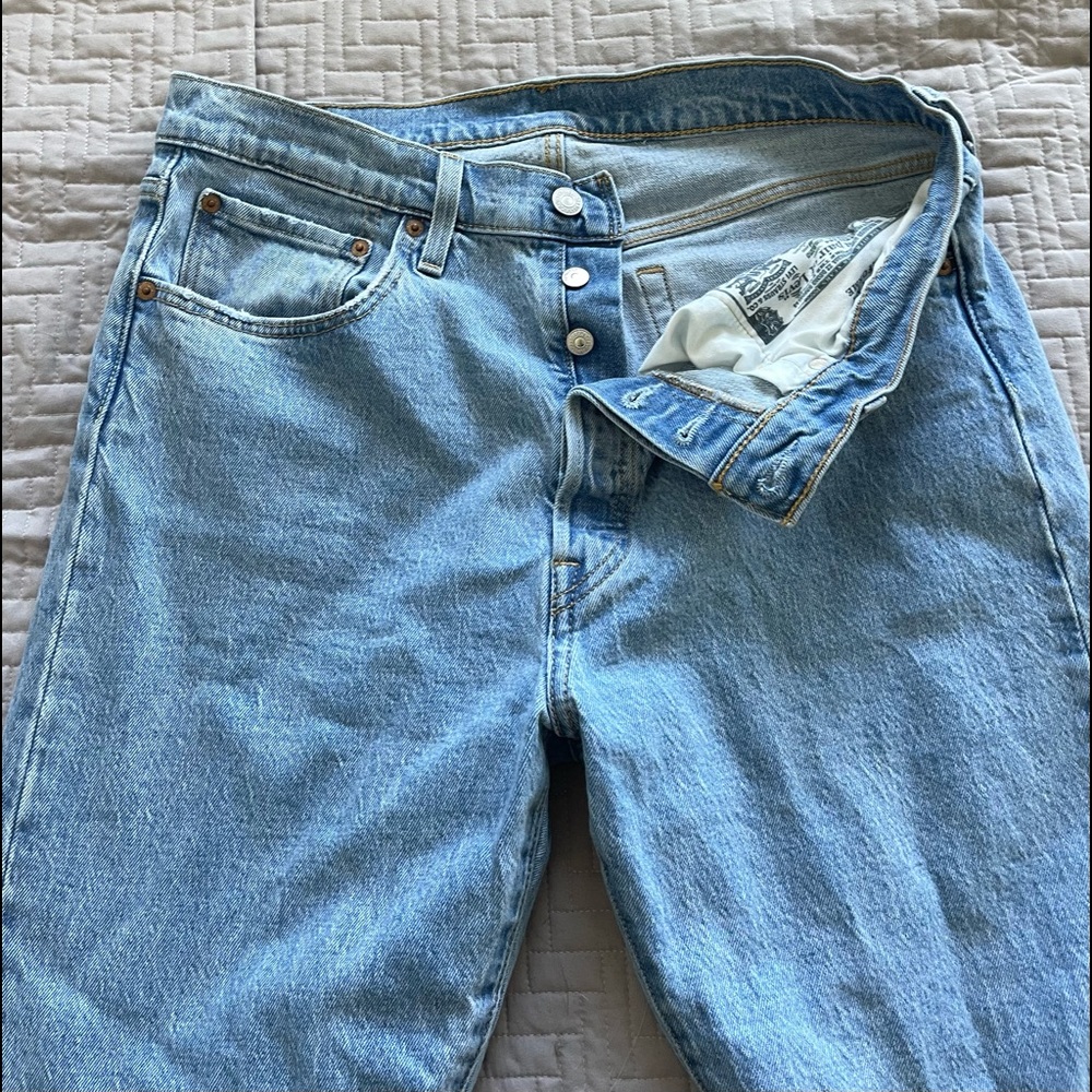 High waisted light wash frayed jeans